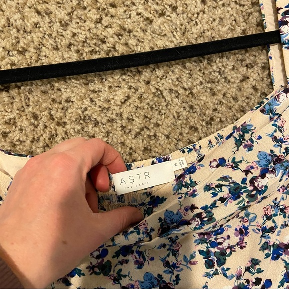 ASTR the Label SQUARE NECK BUBBLE SLEEVE DRESS IN CREAM MULTI DITSY - Picture 4 of 9